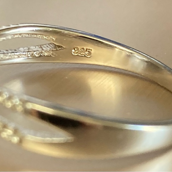 Gorgeous 925 square simulated, sapphire surrounded by crystals size 10.5. - Picture 5 of 7